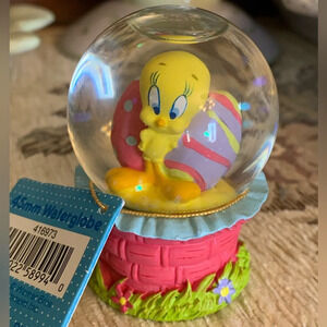 Vintage Looney Tunes Tweety Bird mini Easter Snow Globe. Approximately 3”